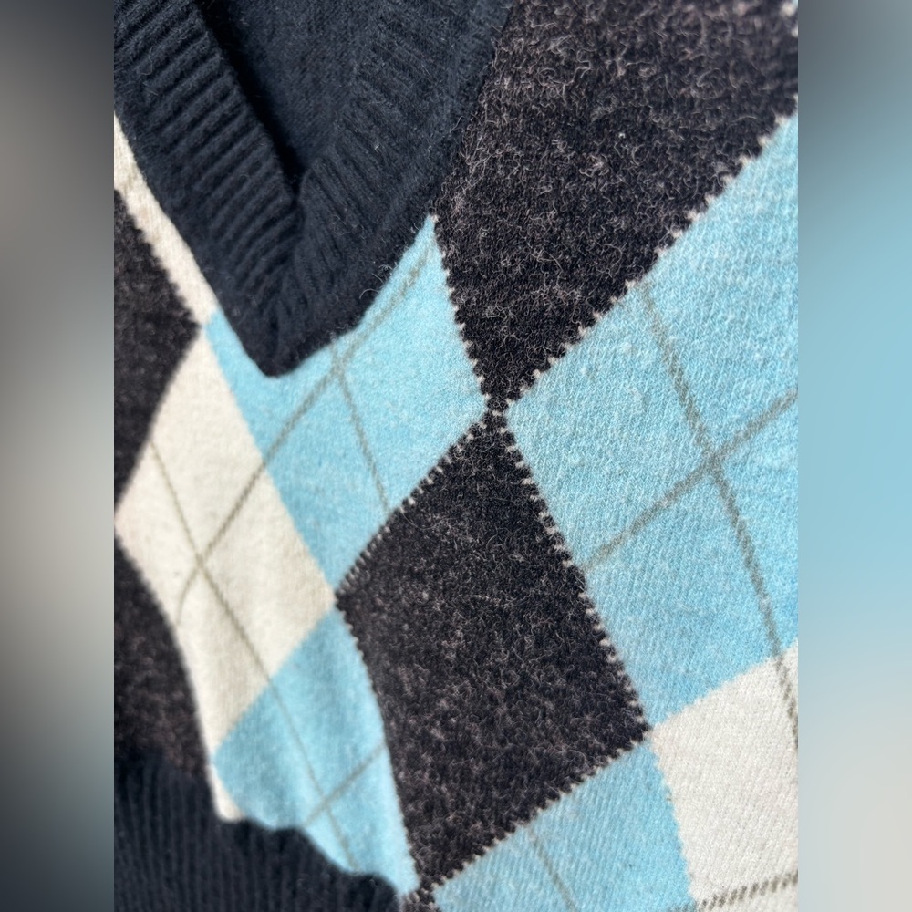 BCBGMaxAzria Cropped Fitted Angora and Wool V-neck Argyle Knit Sweater Vest - Picture 5 of 6